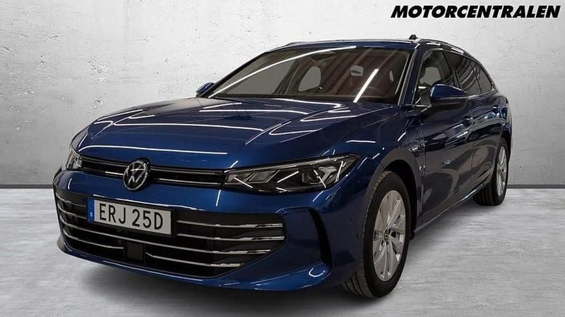 Blå Begagnad 2024 VW Passat Business Kombi | 489 000 kr (Marknadspris) - Bild 1/2