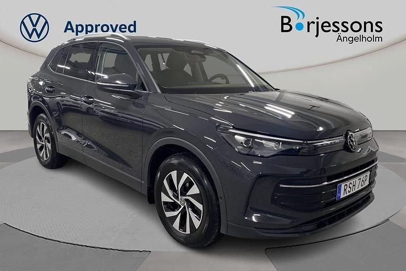 Mörkgrå Begagnad 2024 VW Tiguan SUV | 359 000 kr (Lite dyr) - Bild 1/4