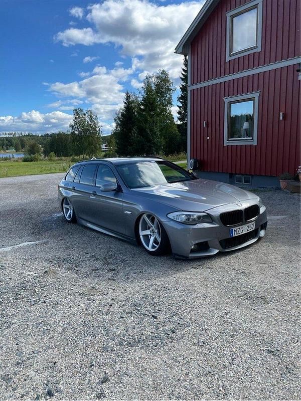 Svart Begagnad 2013 BMW 525 M Sport Kombi | 174 000 kr (Dyr) - Bild 1/4