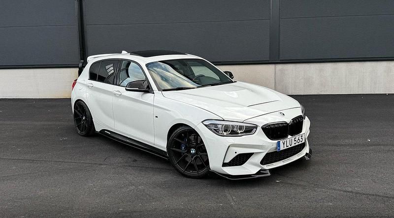 Vit Begagnad 2017 BMW M140 M Sport Halvkombi | 419 000 kr (Dyr) - Bild 1/4