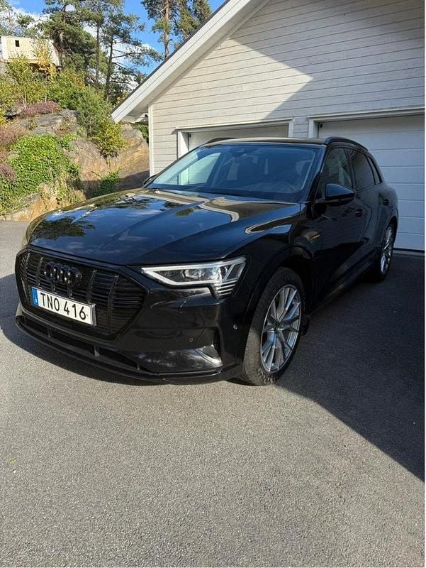 Svart Begagnad 2021 Audi e-tron SUV | 309 000 kr (Marknadspris) - Bild 1/4