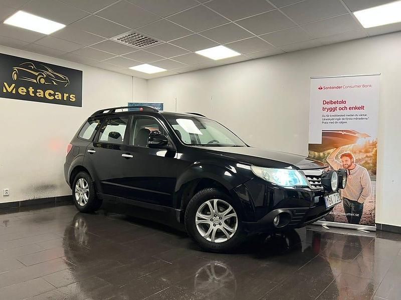 Svart Begagnad 2011 Subaru Forester SUV | 79 900 kr (Marknadspris) - Bild 1/4