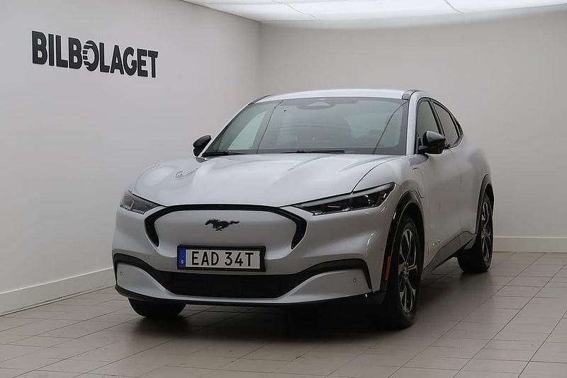 Vit Begagnad 2022 Ford Mustang Mach-E Standard Range SUV | 359 800 kr (Marknadspris) - Bild 1/4