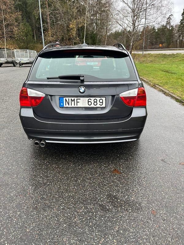 Begagnad BMW 325 197 HK (144 kW) 2007 Grå metallic Kombi