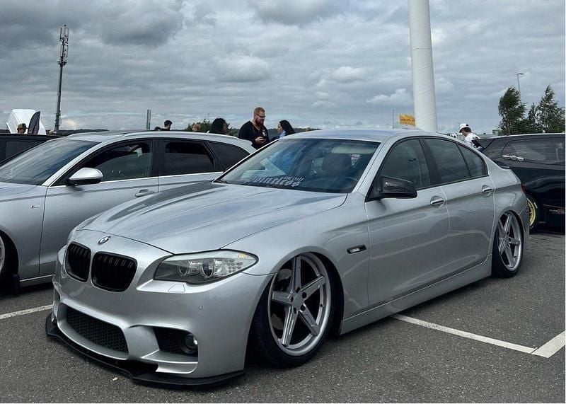 Grå Begagnad 2011 BMW 520 Sedan | 75 000 kr (Superpris) - Bild 1/4