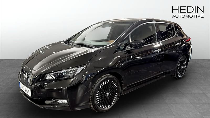 Begagnad Nissan Leaf N-Connecta 110 kW (150 HK) 2023 Svart metallic Halvkombi