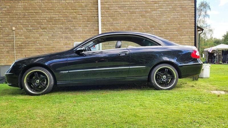 Svart Begagnad 2004 Mercedes CLK200 Elegance Sportkupé | 27 500 kr (Superpris) - Bild 1/4