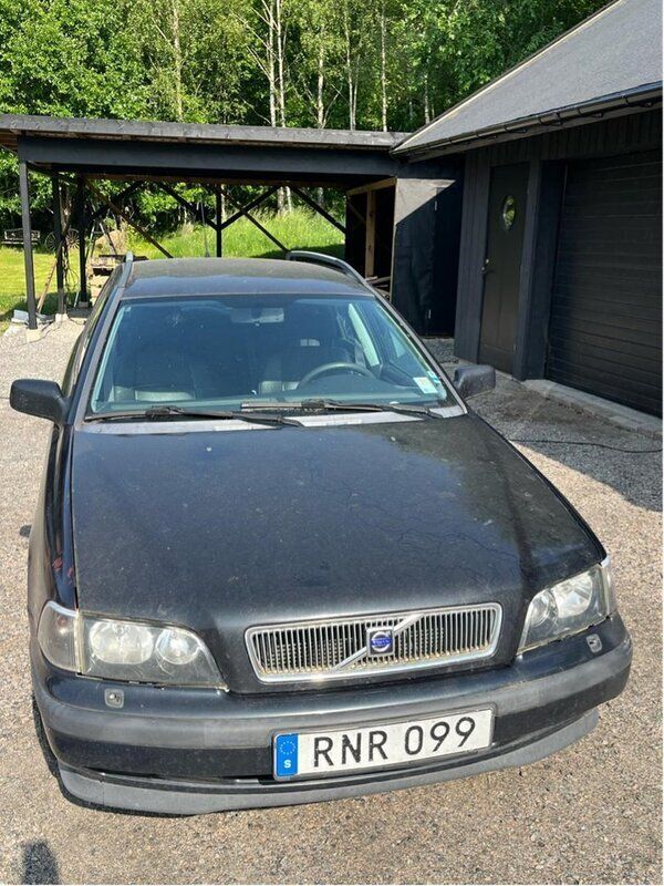 Svart Begagnad 2000 Volvo V40 Kombi | 10 000 kr - Bild 1/4