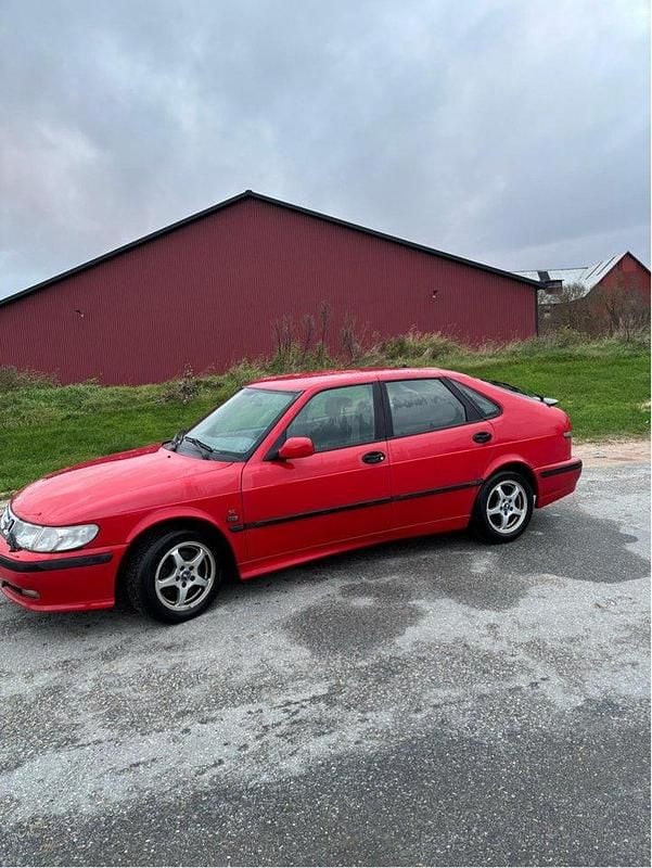 Röd Begagnad 2001 Saab 9-3 Halvkombi | 17 000 kr (Bra pris) - Bild 1/4