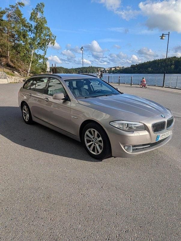 Silver Begagnad 2013 BMW 525 Kombi | 128 000 kr (Marknadspris) - Bild 1/4