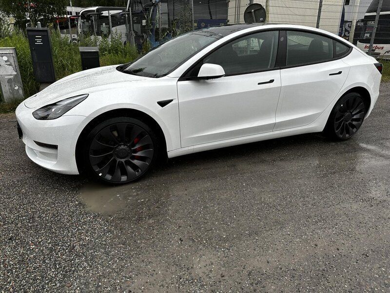 Vit Begagnad 2023 Tesla Model 3 Performance Sedan | 400 000 kr (Marknadspris) - Bild 1/3
