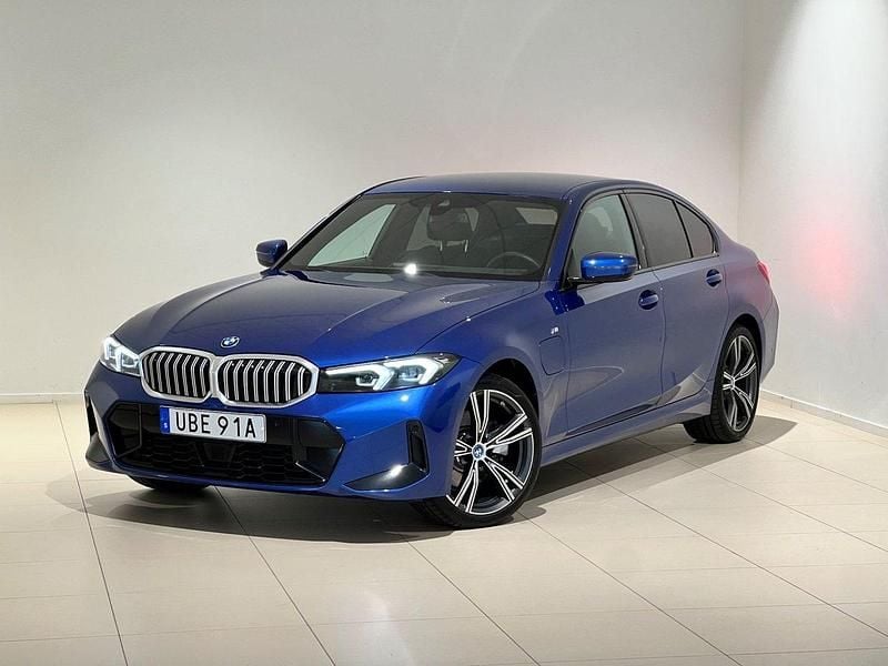 Blå Begagnad 2024 BMW 330e M Sport Sedan | 459 000 kr (Marknadspris) - Bild 1/4