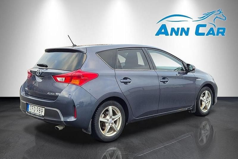 Begagnad Toyota Auris Hybrid 136 HK (100 kW) 2014 Mörkblå Halvkombi