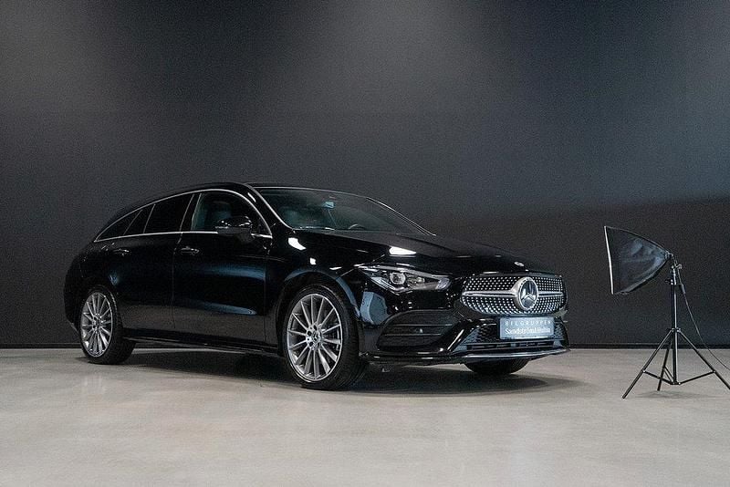 Svart Begagnad 2023 Mercedes CLA250e AMG Sedan | 365 000 kr (Bra pris) - Bild 1/4