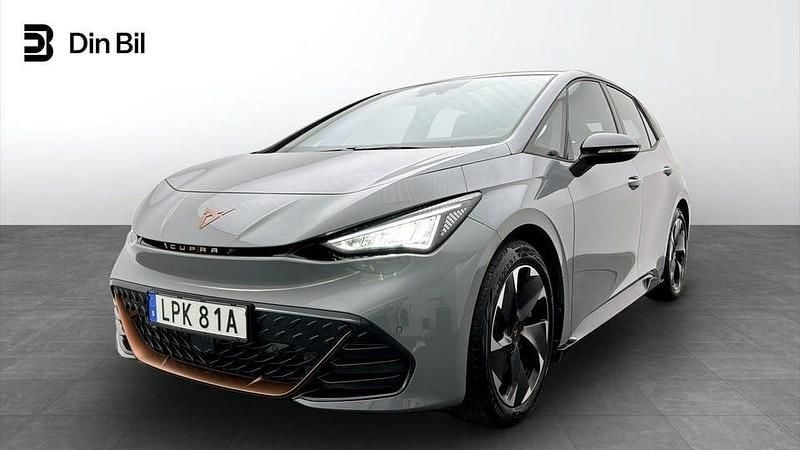 Ljusgrå Begagnad 2023 Cupra Born e-Boost Halvkombi | 274 900 kr (Marknadspris) - Bild 1/4