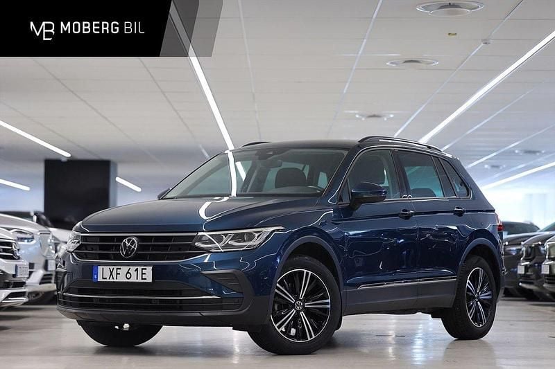 Mörkblå Begagnad 2022 VW Tiguan SUV | 289 900 kr (Marknadspris) - Bild 1/3
