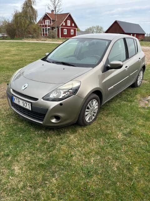 Brun Begagnad 2010 Renault Clio R.S. Halvkombi | 25 000 kr (Bra pris) - Bild 1/1