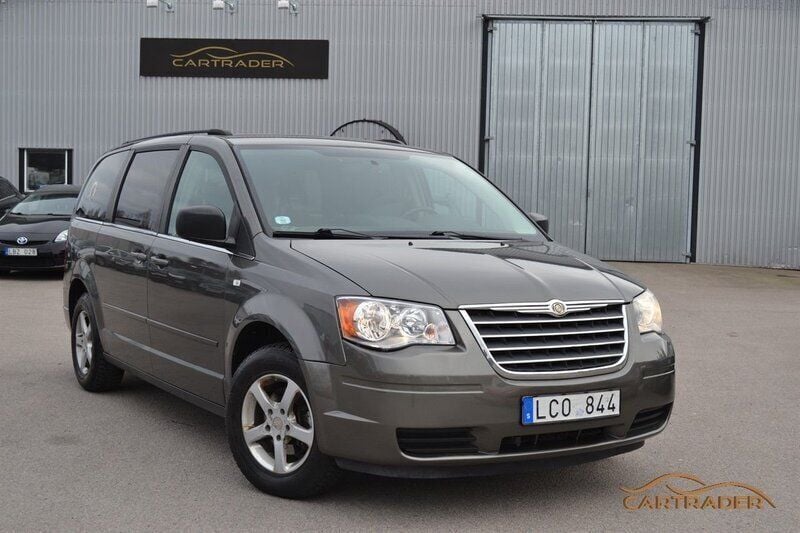 Grå Begagnad 2010 Chrysler Voyager Minibuss | 52 900 kr (Marknadspris) - Bild 1/4