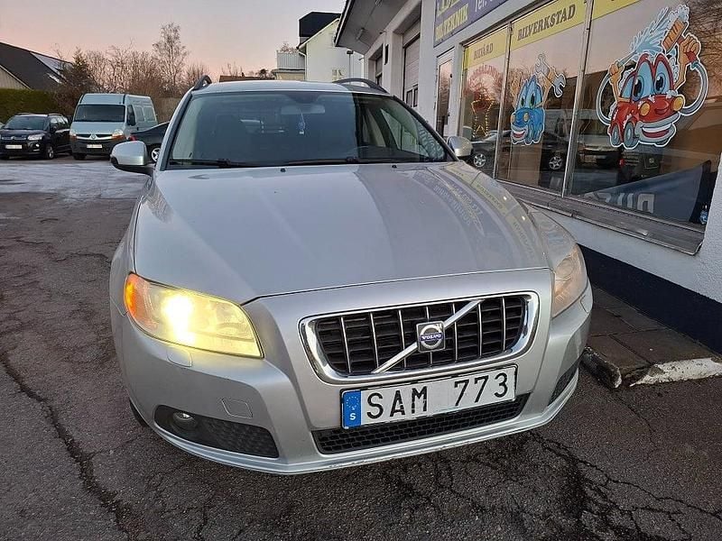 Begagnad Volvo V70 Momentum 145 HK (106 kW) 2009 Ljusgrå Kombi