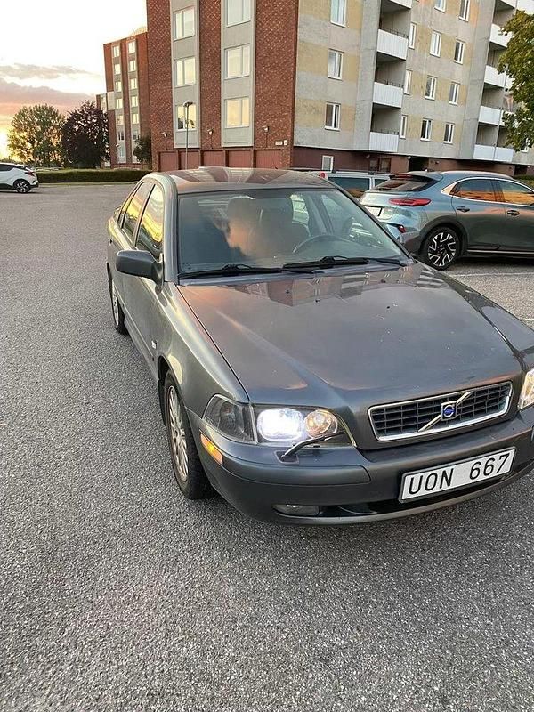 Grå Begagnad 2004 Volvo S40 Sedan | 18 000 kr (Bra pris) - Bild 1/4