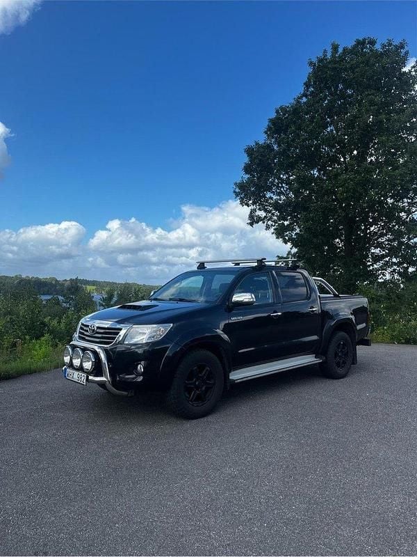 Svart Begagnad 2014 Toyota HiLux Pickup | 219 000 kr (Lite dyr) - Bild 1/4