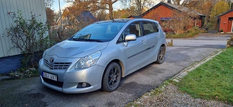 Silver Begagnad 2010 Toyota Verso Minibuss | 35 000 kr (Marknadspris) - Bild 1/4