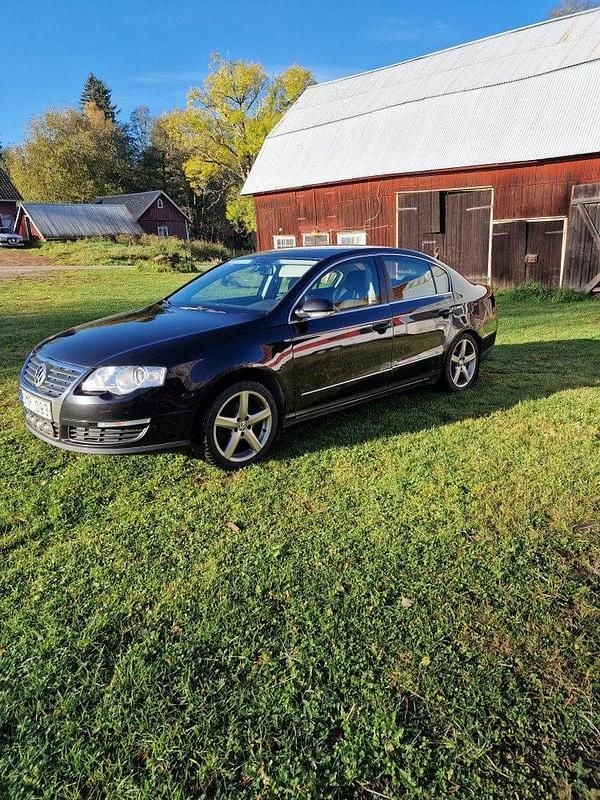 Svart Begagnad 2008 VW Passat Highline Sedan | 19 500 kr (Marknadspris) - Bild 1/4