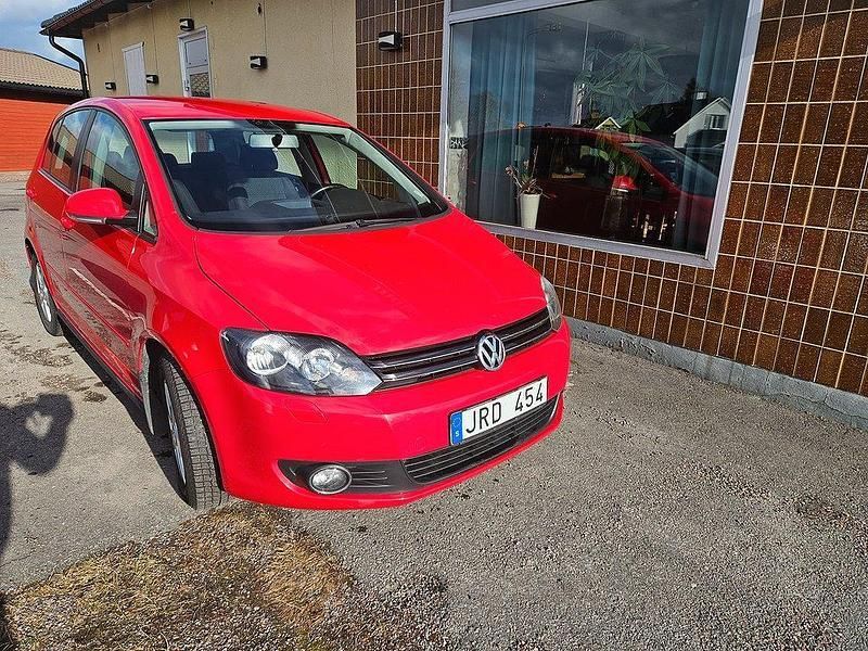 Röd Begagnad 2010 VW Golf Plus Cross Minibuss | 59 900 kr (Marknadspris) - Bild 1/4
