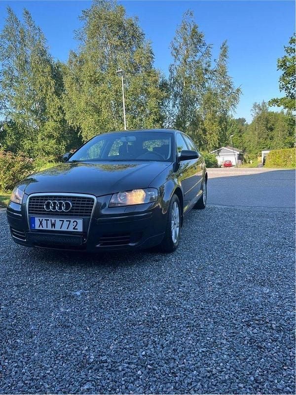 Grå Begagnad 2006 Audi A3 Sportback Attraction Halvkombi | 38 500 kr (Marknadspris) - Bild 1/4