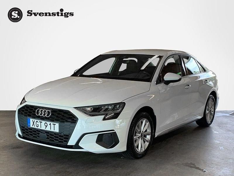 Glaciärvit metallic Begagnad 2022 Audi A3 Proline Sedan | 244 900 kr (Marknadspris) - Bild 1/4