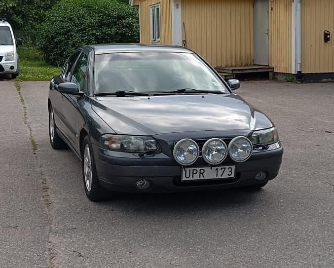Grå Begagnad 2004 Volvo S60 Business Edition Sedan | 18 000 kr (Marknadspris) - Bild 1/4