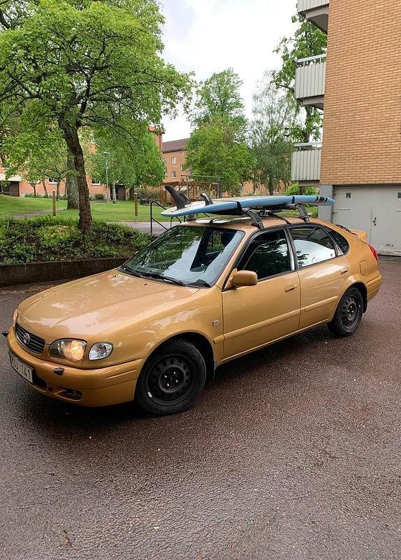 Guld Begagnad 2001 Toyota Corolla Halvkombi | 14 000 kr (Lite dyr) - Bild 1/2