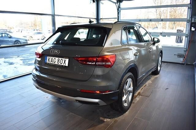 Begagnad Audi Q3 Advanced 150 HK (110 kW) 2022 Chronosgrå metallic SUV