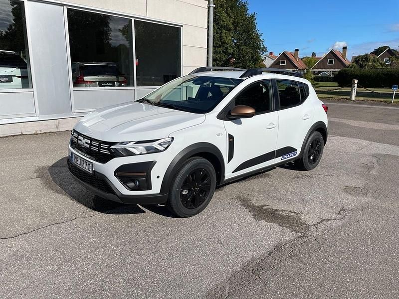 Vit Begagnad 2025 Dacia Sandero Extreme Halvkombi | 229 900 kr (Marknadspris) - Bild 1/3