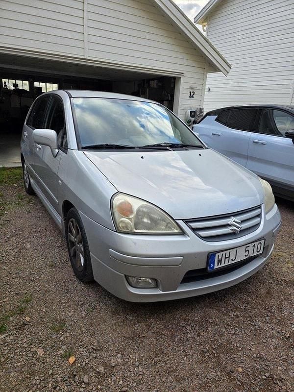 Silver Begagnad 2005 Suzuki Liana Halvkombi | 18 500 kr (Bra pris) - Bild 1/4