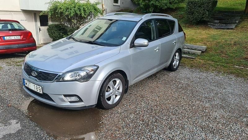 Silver Begagnad 2011 Kia Ceed Sportswagon Kombi | 37 900 kr (Bra pris) - Bild 1/4