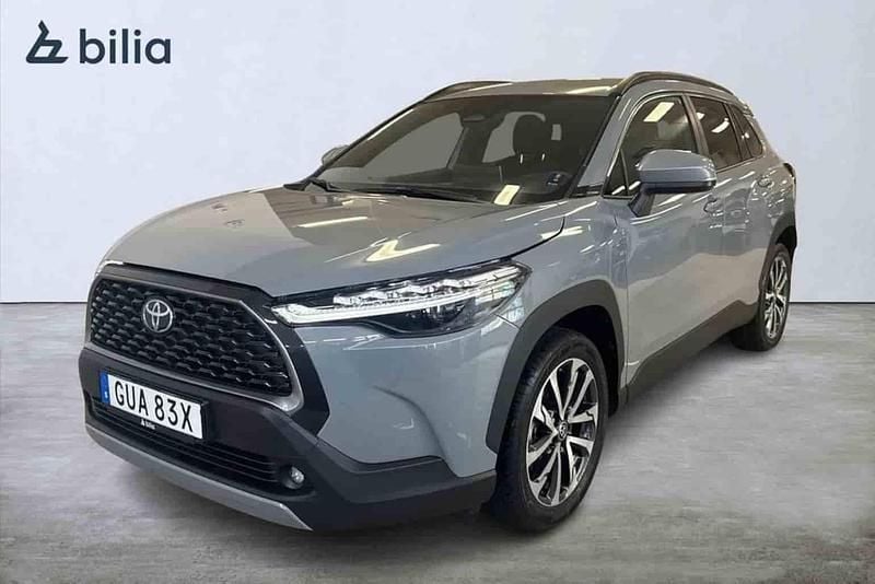 Grå Begagnad 2024 Toyota Corolla Cross Style SUV | 399 900 kr (Marknadspris) - Bild 1/1