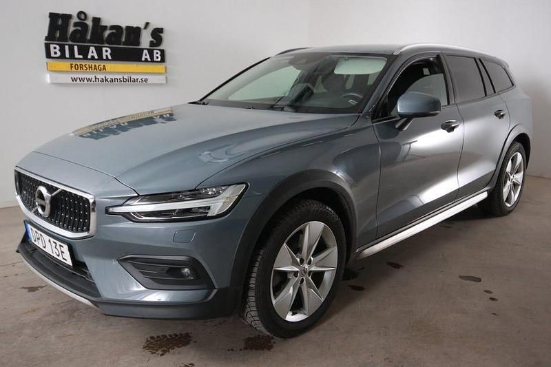 Grå Begagnad 2021 Volvo V60 CC Momentum Kombi | 329 500 kr (Marknadspris) - Bild 1/4