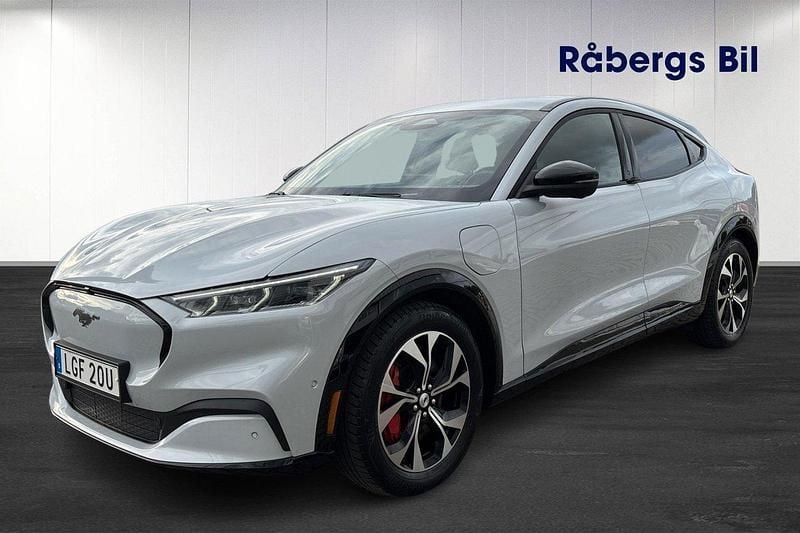 Vit Begagnad 2022 Ford Mustang Mach-E Standard Range SUV | 379 000 kr (Marknadspris) - Bild 1/4