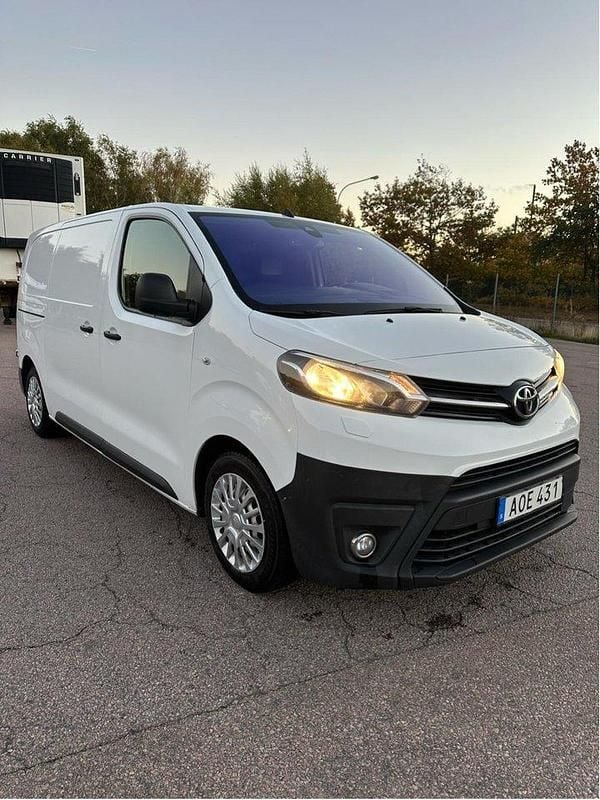 Vit Begagnad 2018 Toyota Proace Van | 109 000 kr (Marknadspris) - Bild 1/4