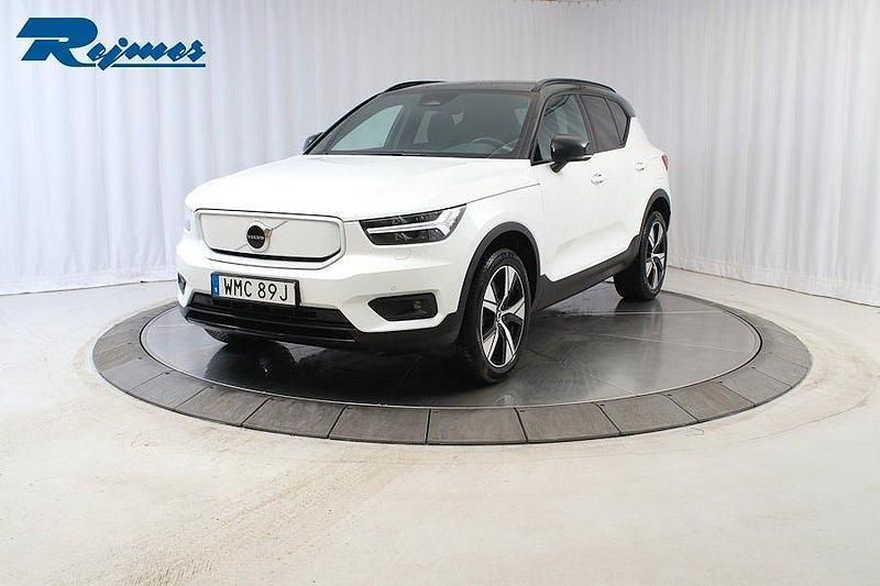 Vit (crystal vit metallic) Begagnad 2022 Volvo XC40 Plus SUV | 314 900 kr - Bild 1/1