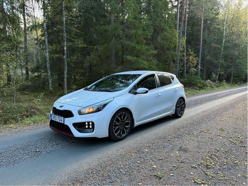 Vit Begagnad 2015 Kia Ceed GT Halvkombi | 94 000 kr (Bra pris) - Bild 1/4