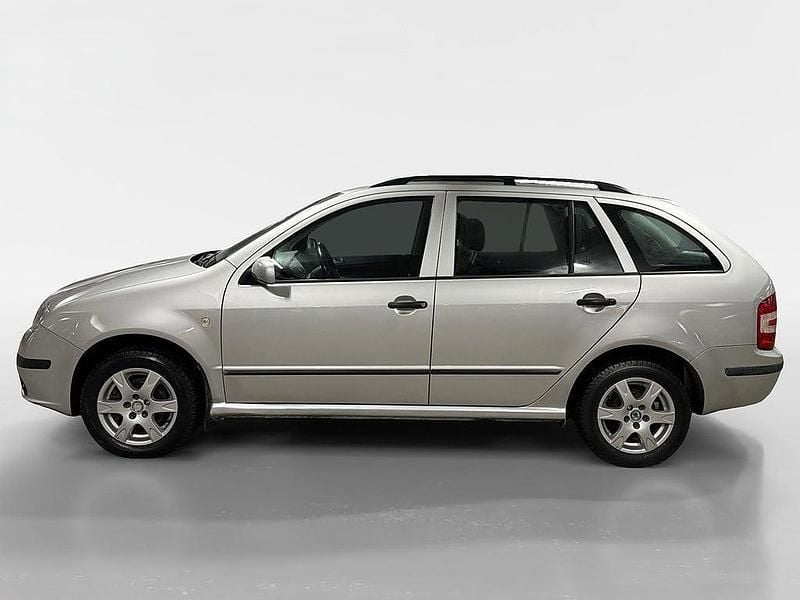 Begagnad Skoda Fabia 64 HK (47 kW) 2004 Silver Kombi