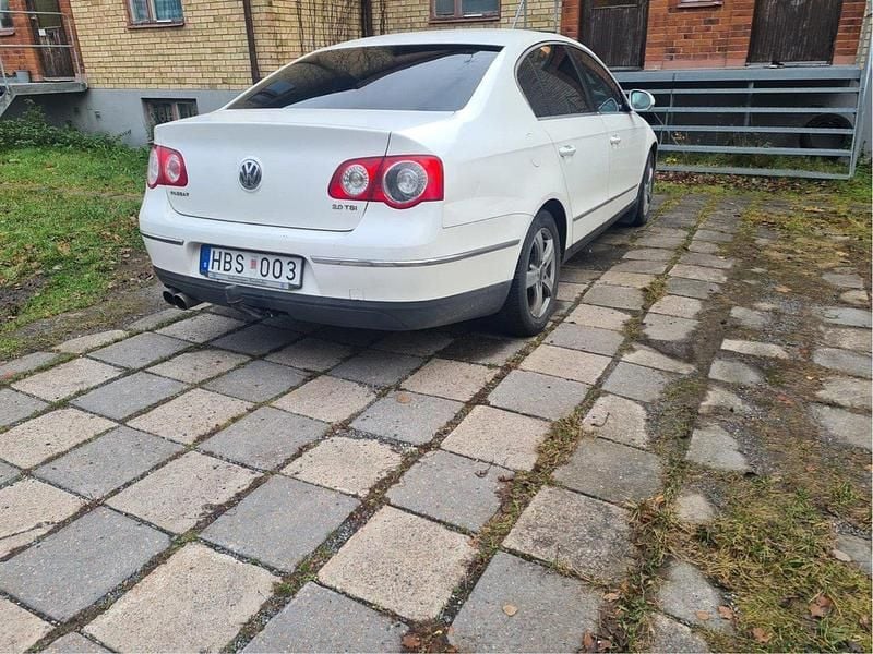 Vit Begagnad 2009 VW Passat Sportline Sedan | 39 900 kr (Marknadspris) - Bild 1/4