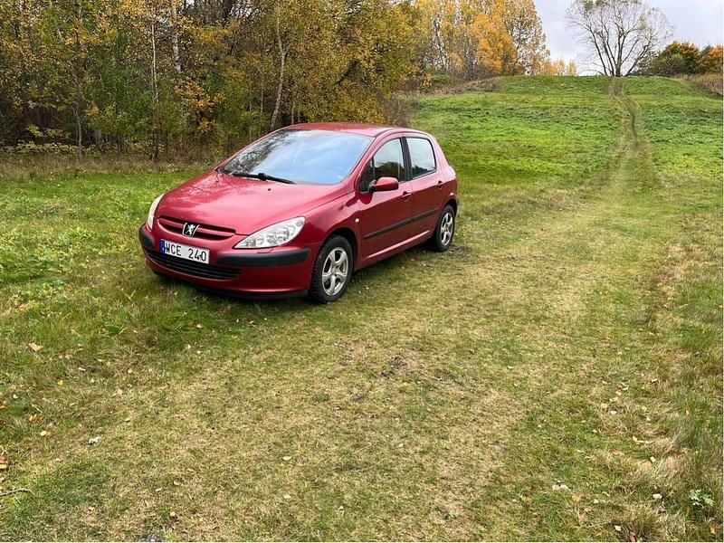 Röd Begagnad 2004 Peugeot 307 Halvkombi | 16 500 kr (Marknadspris) - Bild 1/4