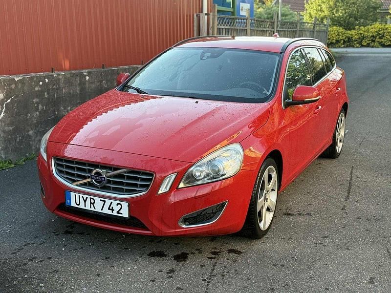 Röd Begagnad 2011 Volvo V60 Momentum Kombi | 73 500 kr (Marknadspris) - Bild 1/4