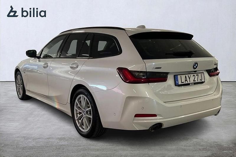 Begagnad BMW 330e Shadowline 184 HK (135 kW) 2023 Vit Kombi