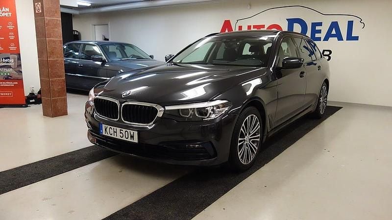 Grå Begagnad 2020 BMW 520 Sport Line Kombi | 254 900 kr (Bra pris) - Bild 1/4
