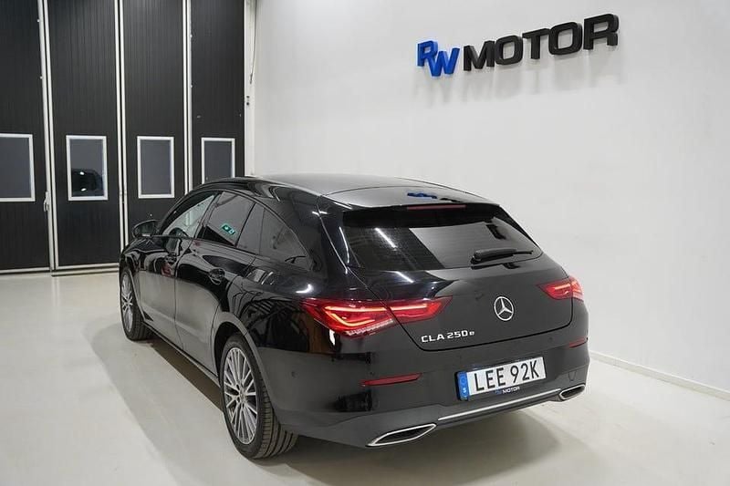 Begagnad Mercedes CLA250 Shooting Brake 218 HK (160 kW) 2021 Svart Kombi