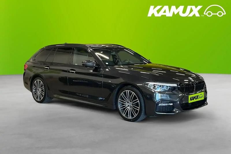 Silver/grå Begagnad 2018 BMW 520 M Sport Kombi | 314 900 kr (Marknadspris) - Bild 1/4
